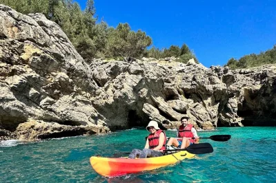 Scopri la costa di sesimbra in kayak, esplora grotte nascoste e goditi un picnic artigianale sulla spiaggia di ribeiro do cavalo. include transfer da lisbona.