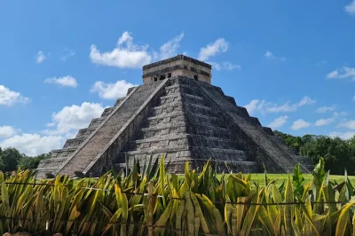 Descubra chichen itza ao nascer do sol, suba a pirâmide de ek balam, nade em um cenote e aproveite um almoço em valladolid — tour privado com transporte saindo de playa del carmen.