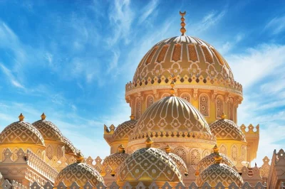 Scopri hurghada tra tradizione e modernità: visita il villaggio di pescatori, la moschea al mina, la chiesa di santa maria e la vivace marina, con guida locale e trasferimento dall’hotel inclusi.