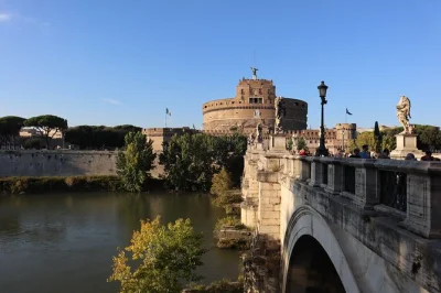 Explore o castel sant’angelo em roma com um guia local, visite salas secretas, atravesse a ponte dos anjos e termine com uma vista incrível da cidade no terraço. ingresso incluso.