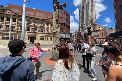 Découvrez sydney chinatown avec un guide local, dégustez des spécialités de rue, écoutez des anecdotes vraies et repartez avec un souvenir—snacks et plan de la ville inclus.