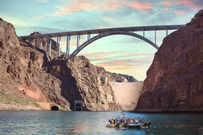 Siente la grandeza de hoover dam desde todos sus ángulos: camina por la presa, explora la central eléctrica y navega tranquilo por el río colorado. incluye recogida en hotel y almuerzo.