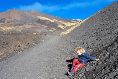 Etna, crateri, grotte di lava e tour famiglia con guida locale. divertimento e kit gioco per bambini in piccoli gruppi, un’esperienza unica sul vulcano.