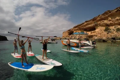 Sinta a brisa do mar em um passeio de barco de 3 horas em ibiza com aula de paddle surf, snorkel guiado e frutas frescas. inclui bebidas, fotos e instrutores locais.