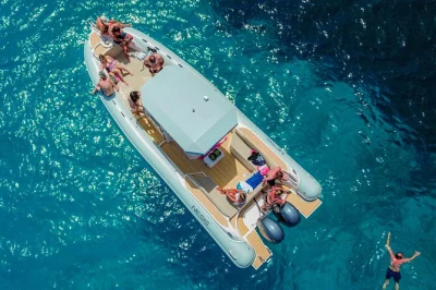 Ilhas egadi, favignana e levanzo: passeio de barco saindo de trapani em grupo pequeno. banho em cala azzurra, cavernas, snacks típicos e prosecco. inclui snorkel.