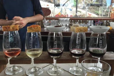 Sinta a brisa da waiheke island, prove vinhos premium em três vinícolas boutique, aproveite um passeio panorâmico e relaxe com transfers incluídos — experiência em grupo pequeno.