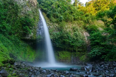 Erlebe den la fortuna wasserfall am arenal, steig die regenwaldtreppe hinab, schwimm im klaren wasser und spar dir die warteschlange für mehr naturzeit.