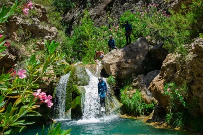 Viva a emoção do canyoning no rio verde, em granada, deslizando por piscinas turquesa com guia local e grupo pequeno. inclui transporte, equipamento e almoço picnic.