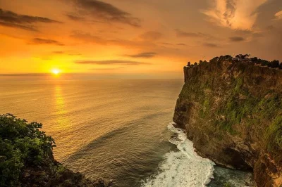 Descubre las playas del sur de bali, explora el templo de uluwatu, disfruta la danza de fuego kecak al atardecer y termina con una cena de mariscos en jimbaran. coche privado y guía incluidos.