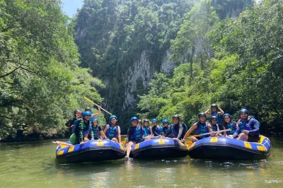Viva uma experiência de rafting, trilhas e exploração de cavernas no rio claro. excursão guiada de um dia saindo de medellín com lanches locais, trilhas na floresta e águas turquesa incluídas.