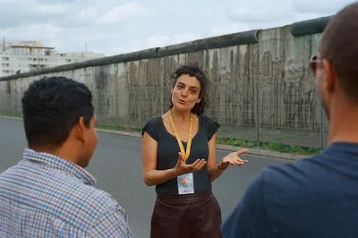 Erlebe berlins geteilte geschichte bei einer kleinen führung auf französisch. entdecke die gedenkstätte berliner mauer, geisterbahnhöfe und den alexanderplatz mit lokalem guide.