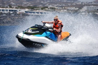 Erlebe eine geführte jet-ski-tour entlang der küste von puerto del carmen über puerto calero bis playa quemada. inklusive ausrüstung und 40 minuten fahrspaß auf dem wasser.