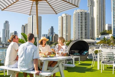 Erlebe die gold coast vom wasser aus mit buffet-mittagessen, skyline-blick und spannenden geschichten. inklusive abholung in surfers paradise, frischen garnelen und entspannter atmosphäre auf dem obe