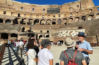 Découvrez le sol de l’arène du colisée à rome, arpentez les ruines du forum romain et du palatin avec un guide passionné. entrée et casques inclus.