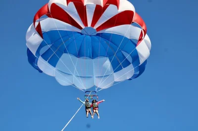 Vivez l’adrénaline du parapente au-dessus de waikiki et diamond head, jusqu’à 300 mètres d’altitude, avec une équipe locale et une vue panoramique. comprend la balade en bateau et tout le ma