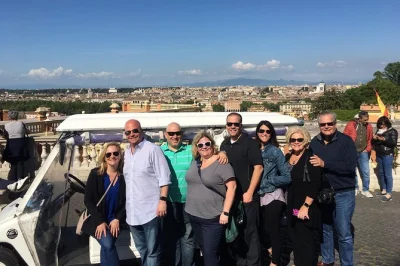 Sinta a energia de roma num passeio privado de carrinho de golfe—veja o coliseu, fonte de trevi, escadaria espanhola e muito mais, com paradas flexíveis, guia local e busca no hotel.