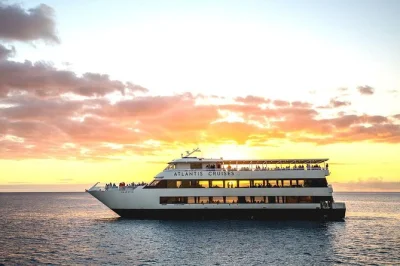 Profitez de la brise de waikiki lors d’une croisière cocktail au coucher du soleil à bord du majestic, avec vue sur la skyline, musique live et verre de bienvenue inclus. terrasse ouverte et salon
