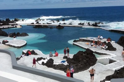 Explorez les forêts anciennes, marchez sur la passerelle en verre de cabo girão et nagez dans les piscines volcaniques lors d’une journée complète à madère au départ de funchal. transfert, gu