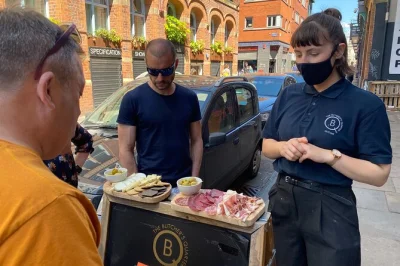 Descubre manchester con un tour gastronómico por ancoats y northern quarter, probando platos locales, conociendo chefs y escuchando historias de la ciudad. incluye almuerzo y degustaciones.