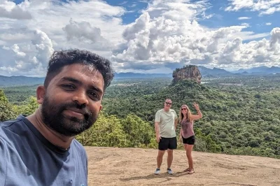 Comece seu passeio em sri lanka saindo de kandy com motorista particular, visite os templos-caverna de dambulla, suba a fortaleza de sigiriya e veja elefantes em safári. inclui traslado.