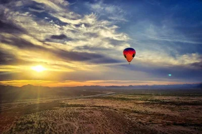Survolez le désert de sonora au lever du jour près de phoenix, admirez camelback mountain, puis atterrissez pour un petit-déjeuner au champagne en pleine nature. option prise en charge à l’hôte