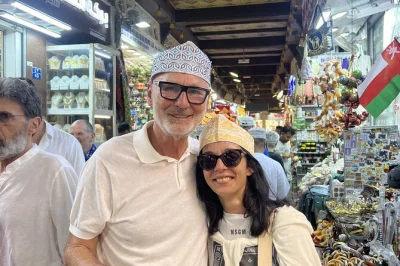 Erlebe muscat hautnah bei einer halbtägigen tour – besuche die sultan-qaboos-moschee, probiere omani halwa im muttrah souq und genieße die frische brise am qurum beach. inklusive abholung.