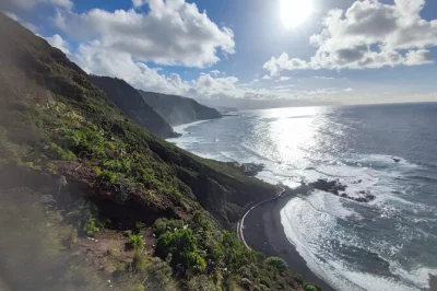 Scopri la costa nord di tenerife con un tour privato tra spiagge di sabbia nera vulcanica, borghi storici e piscine naturali nascoste. include pick-up e guida locale.