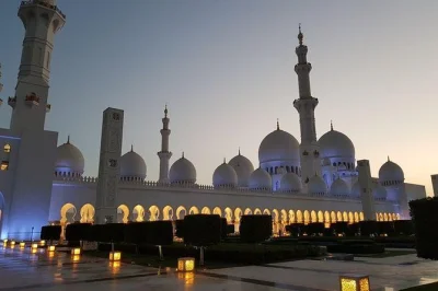 Découvrez la grande mosquée sheikh zayed, le palais qasr al watan et le circuit de f1 de yas island lors d’une excursion en petit groupe au départ de dubaï.