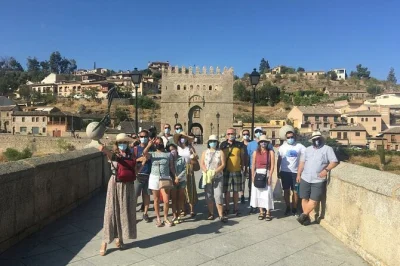 Découvrez les ruelles de toledo, admirez le chef-d’œuvre d’el greco et explorez l’ancienne synagogue avec un guide local. billets coupe-file et prise en charge en ville inclus.