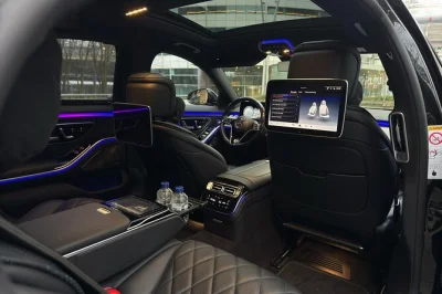 Llega al aeropuerto schiphol y sube a un coche privado con conductor local—incluye recogida, agua embotellada y 70 minutos de espera gratis. reserva tu traslado ya.