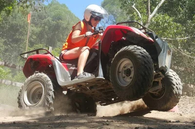 Erlebe quad-biking nahe noosa, fahr durch waldwege, schwimm in den woondum rock pools und genieße frisches obst. inklusive ausrüstung, training & lokalem guide.