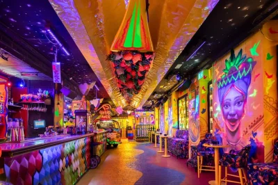 Découvrez madrid autrement : une soirée vip dans une ruelle cachée avec musique latine, salsa, cocktails et empanadas, sans file d’attente, pour s’amuser jusqu’au bout de la nuit.