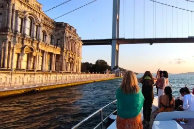 Admirez la silhouette d’istanbul au coucher du soleil lors d’une croisière en petit groupe sur le bosphore, avec gourmandises turques, thé et histoires sur ses palais et tours emblématiques.