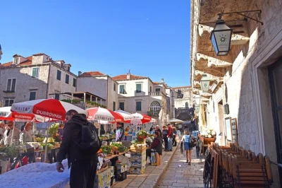 Empieza tu día en dubrovnik con un tour tranquilo a las 7:30 am por el casco antiguo, descubre calles escondidas, escucha historias locales y recibe consejos reales antes de que lleguen las multitude