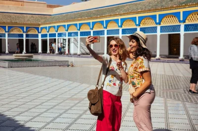 Marrakesch entdecken: bahia-palast, gewürz-souk und mellah mit privatem guide. frisches brot probieren und klimaneutral unterwegs sein.