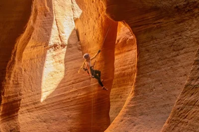 Erlebe das abenteuer canyoneering im coal hollow slot canyon bei east zion mit utv-fahrten, geführten abseilstellen und kompletter ausrüstung. kleine gruppe, abholung inklusive.