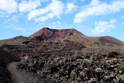 Erkunde lanzarotes lavafelder, wandere mit einem lokalen guide durch die krater des timanfaya und erfahre spannende geschichten über vulkanausbrüche. inkl. privatem transport, snacks und ausrüstung