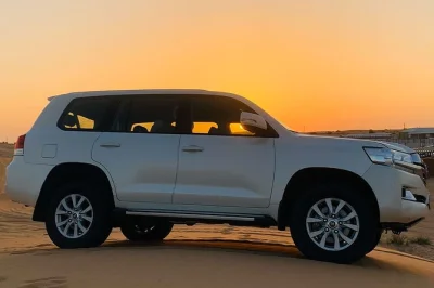 Découvrez le frisson du dune bashing près de dubaï, testez le sandboard, baladez-vous à dos de chameau au coucher du soleil et profitez d’un dîner bbq avec spectacles. prise en charge privée i