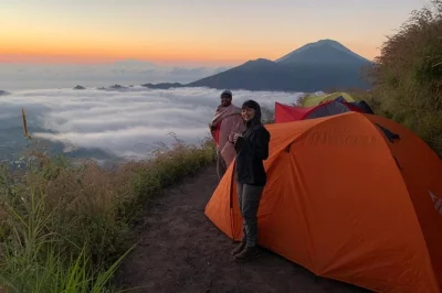 Disfruta del atardecer y amanecer desde la cima del monte batur, acampa una noche, cena y desayuna en la montaña, y relájate en las aguas termales de batur. incluye recogida.