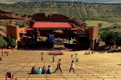 Atme die frische bergluft bei red rocks, entdecke bisons am lookout mountain und schlendere durch das historische golden – kleiner tagesausflug ab denver mit lokalem guide und wasserflasche inklusiv