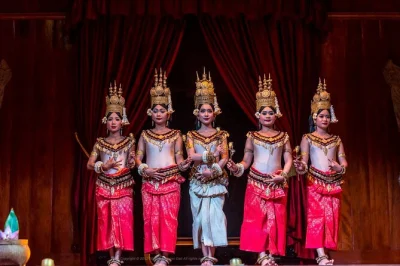 Laissez-vous emporter par les couleurs et rythmes du cambodge : spectacle de danse apsara, buffet khmer et prise en charge en tuk-tuk à siem reap. réservez facilement votre place.