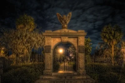 Erlebe savannah bei nacht mit geistergeschichten am colonial park cemetery, schlendere durch monterey square und lausche faszinierenden lokalen legenden – geführt und flexibel in der gruppengröße