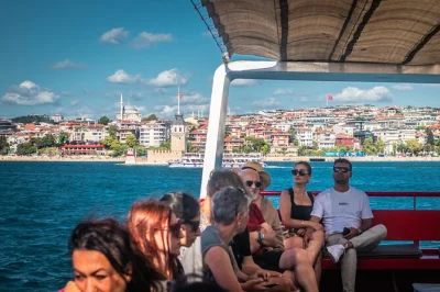 Erlebe istanbul vom bosporus aus bei einer 2-stündigen bootstour mit unbegrenztem türkischen tee, audioguide in 11 sprachen und optionalem stadttransfer.