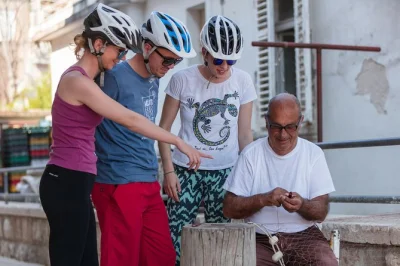 Erlebe hvar auf einer geführten radtour von stari grad über vrboska bis jelsa mit halt in einem familiären weinkeller. inklusive fahrrad, helm und lokalem guide.