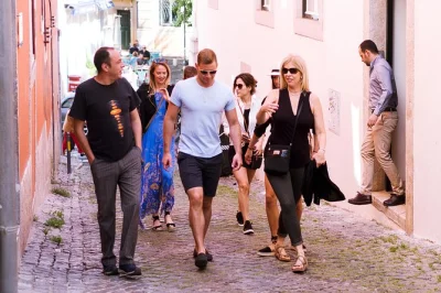 Scopri i vicoli nascosti di lisbona con una guida del posto. consigli su fado, cibo e vita locale. perfetto per famiglie e facile da raggiungere in città.