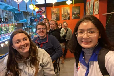 Erlebe die lebhaften abendstraßen von hanoi, probiere streetfood auf dem nachtmarkt und schlendere am hoan-kiem-see mit privatem guide. inklusive hotelabholung und rückfahrt.