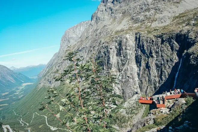 Trollstigen ab Ålesund: 11 Haarnadelkurven und Trollwand