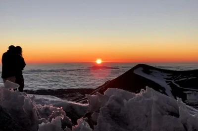 Erlebe die frische luft über den wolken am mauna kea, genieße den sonnenuntergang, beobachte die sterne mit einem einheimischen guide und besuche die rainbow falls. inklusive jacke und aller gebühr