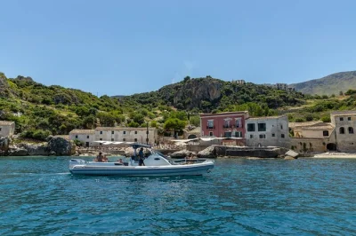 Descubra as águas cristalinas da sicília, explore as enseadas secretas da reserva do zingaro e deguste vinhos locais em um passeio de barco pequeno grupo de san vito lo capo a castellammare. inclui 