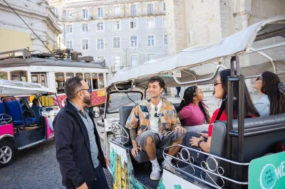 Scopri alfama e mouraria a lisbona con un tour privato in tuk tuk, storie locali, viste panoramiche e pickup al hard rock cafe. prenota subito il tuo posto.